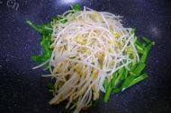 家常韭菜炒豆芽做法图解8)