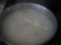 美味的咸猪骨粥做法图解4)
