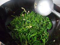 鲜美的蒜香菠菜做法图解5)