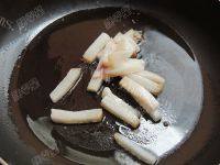 家常菜腊肉炒芹菜做法图解3)