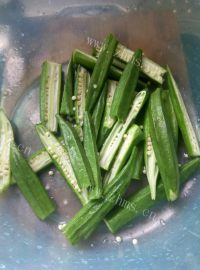 蒜香蒜泥秋葵做法图解2)