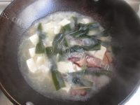 美味的腊味海带炖豆腐做法图解7)