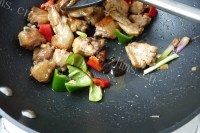 美味辣椒炒鸡翅做法图解7)