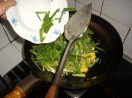「DIY美食」鸡蛋炒韭菜做法图解8)