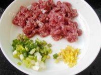 味道不错的土豆牛肉焖饭做法图解3)