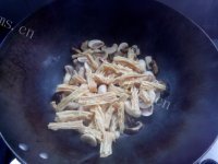营养美味的双菇烩腐竹做法图解6)