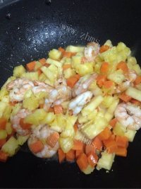 美味的菠萝炒饭做法图解9)