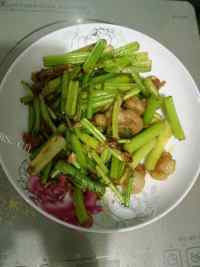家常菜肉炒芹菜