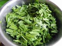 美味的韭菜粉丝馅饼做法图解5)