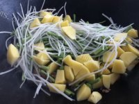 美味酱香炖豇豆做法图解9)