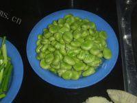 家常菜蒜苗炒蚕豆做法图解2)