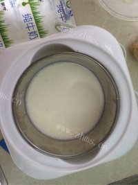 热腾腾的自制酸奶做法图解3)