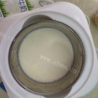 热腾腾的自制酸奶的做法图解三