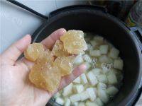 美味的银耳莲子雪梨羹做法图解7)