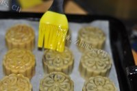 美味可口的红豆广式月饼做法图解8)