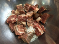 美味的百合炒牛肉粒做法图解1)