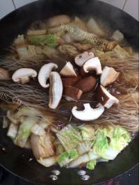 热腾腾的猪肉白菜炖粉条做法图解10)