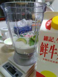 自制牛油果奶昔做法图解2)