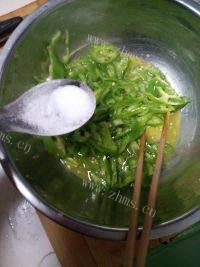 家常菜尖椒炒鸡蛋做法图解3)
