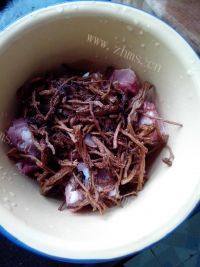 营养开胃的茶树菇排骨汤做法图解3)
