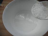 色味俱全的黄瓜拌皮蛋做法图解5)