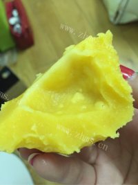 美味的奶香玉米面窝窝头做法图解9)