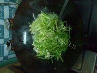 芹菜炒墨鱼做法图解9)