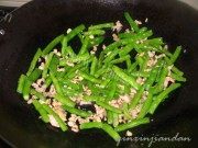 家常菜榄菜肉松炒四季豆做法图解3)