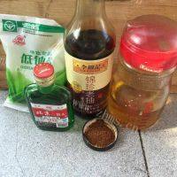 美味的五香排骨做法图解2)