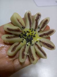 红豆沙菊花酥做法图解24)