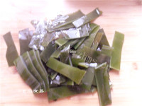 美味的排骨海带汤做法图解6)