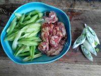 家常菜芹菜炒腊肉做法图解2)