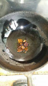 家常菜豆角土豆炖排骨做法图解4)