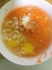 香飘十里的胡萝卜鸡蛋饼做法图解3)