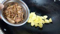 美味的菠萝炒肉做法图解8)