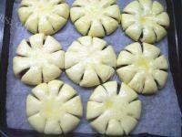 豆沙花朵面包做法图解9)