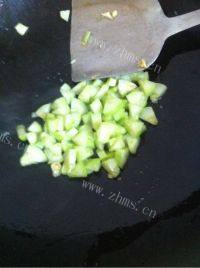 美味的黄瓜蛋炒饭做法图解3)