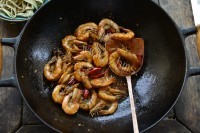 美味的青笋香辣虾做法图解5)