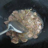 家常菜瘦肉炒丝瓜做法图解5)