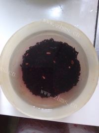 美味的红枣黑米粥做法图解2)
