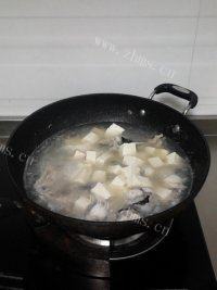 养颜的安康鱼炖豆腐做法图解4)