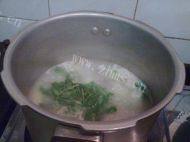 土豆排骨汤做法图解6)