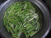 香干炒芹菜做法图解1)