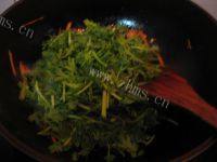 家常菜茼蒿炒肉做法图解5)