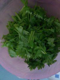 家常菜芹菜炒虾仁做法图解3)