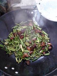 味道不错的蒜苔炒肉做法图解5)