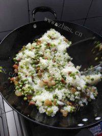 色味俱全的腊肉豌豆糯米饭做法图解7)