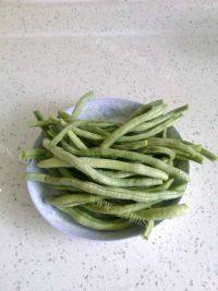 家常菜干煸豆角做法图解1)