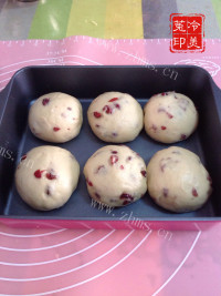 自制蔓越莓奶酪面包做法图解15)