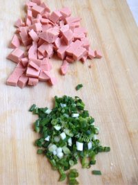 口感极佳的火腿蛋炒饭做法图解2)